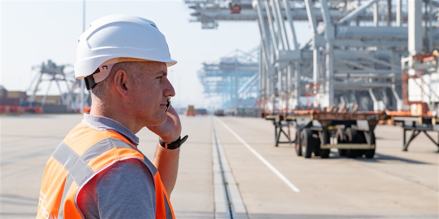 werkenden bij containerterminal