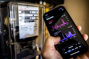 Checking gas and electricity consumption by means of a smartphone app.