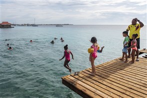 Kinderen op Bonaire krijgen zwemles in buitenwater