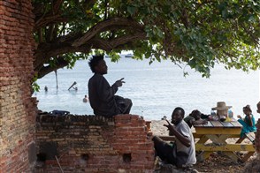 Inwoners Caribisch Nederland op het strand