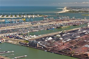 Luchtfoto van de Rotterdamse haven, olieopslag, ertsopslag, containers.