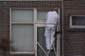 Schilder aan het werk op steiger