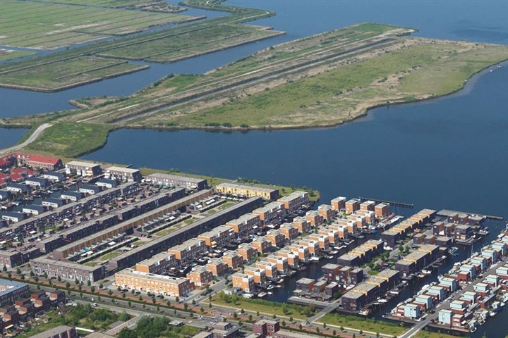 Nieuwbouwwijk aan het water