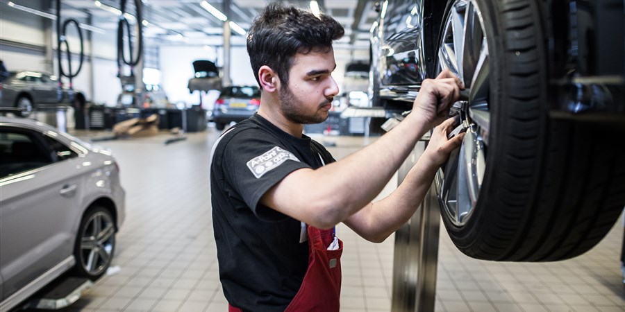 Automonteur is aan het werk in een autogarage